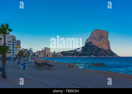 Calpe, Alicante, Spanien. Mai 10, 2019: Sonnenuntergang in der Arenal Strand. Felsen von Ifach Stockfoto