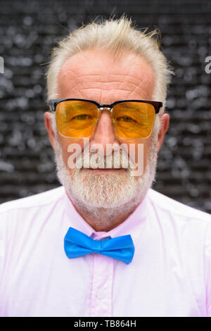 Portrait von Stattlichen senior touristische Mann, stilvolle Kleidung, während die Stadt von Bangkok, Thailand erkunden Stockfoto