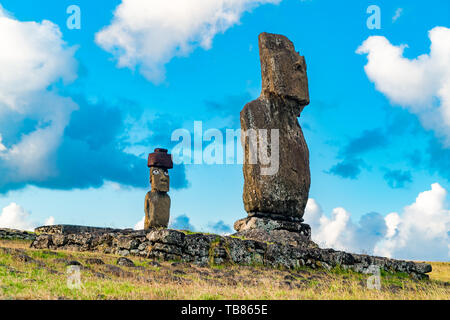 Ahu Tahai und Ahu Ko Te Riku in der archäologischen Stätte Tahai auf der Osterinsel in Chile Stockfoto