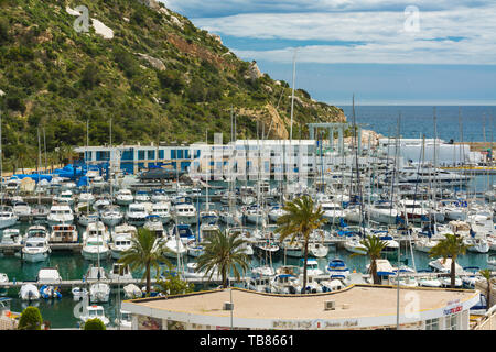 Calpe, Alicante, Spanien, 9. Mai 2019: Boote in der Marina neben dem Sockel der Felsen von Ifach Stockfoto