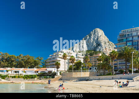 Calpe, Alicante, Spanien, 9. Mai 2019: Fossa Strand von Calpe und nördlich der Felsen von Ifach. Apartments und Stadthäuser Stockfoto
