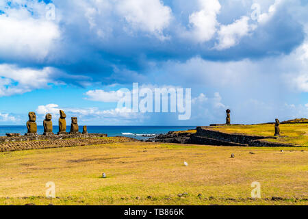 Blick auf die Gruppe der Fünf Moai Statuen Ahu Vai Uri, Ahu Ko Te Riku mit Hut und Ahu Tahai in der archäologischen Stätte Tahai auf der Osterinsel in Chil Stockfoto