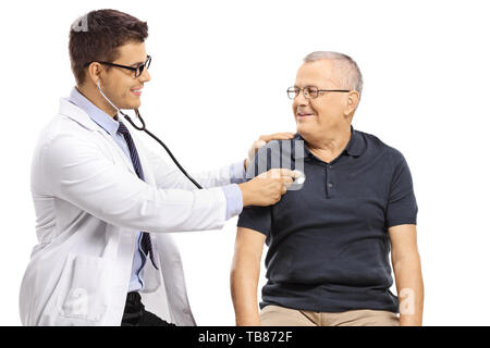 Junger Arzt prüfen, eine ausgereifte männlicher Patient mit einem Stethoskop auf weißem Hintergrund Stockfoto