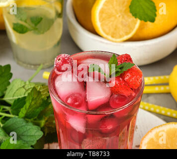 Rote Erdbeere Limonade in ein Glas, Ansicht von oben, in der Nähe Stockfoto