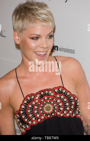 LOS ANGELES, Ca. Februar 10, 2007: PINK an der Clive Davis pre-Grammy Party im Beverly Hilton Hotel. © 2007 Paul Smith/Featureflash Stockfoto