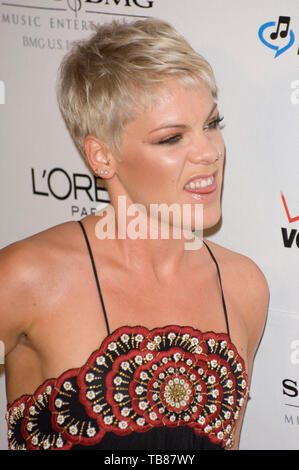 LOS ANGELES, Ca. Februar 10, 2007: PINK an der Clive Davis pre-Grammy Party im Beverly Hilton Hotel. © 2007 Paul Smith/Featureflash Stockfoto