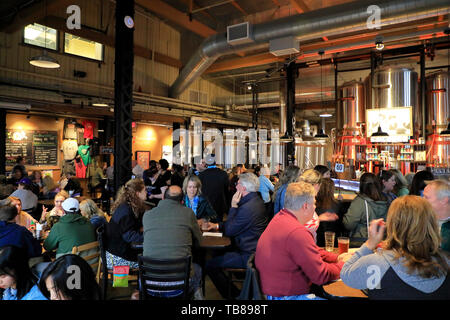 Kunden Genießen Handwerk Bier im Ausschank der Städtischen Growler Brewing Company. Saint Paul Minnesota. USA Stockfoto