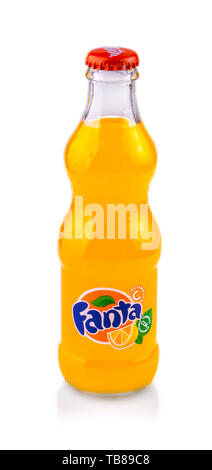 Chisinau, Republik Moldau am 28. Februar 2017: Fanta Glas Flasche auf weißem Hintergrund. Fanta ist eine globale Marke von Fruchtsaft- und aromatisierte Getränke ohne Kohlensäure Getränke erstellt Stockfoto