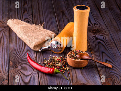 Red chili peppers in einem Canvas sack auf Holztisch. Stockfoto