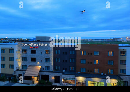 Nacht Blick auf Flughafen Hotels in der Nähe von Minneapolis-Saint Paul International Airport mit einem Flugzeug in den Hintergrund. Bloomington. Minnesota. USA Stockfoto