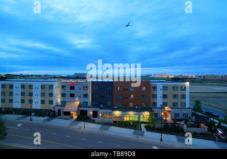 Nacht Blick auf Flughafen Hotels in der Nähe von Minneapolis-Saint Paul International Airport mit einem Flugzeug in den Hintergrund. Bloomington. Minnesota. USA Stockfoto