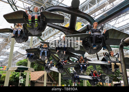 Besucher, die die Fahrt von Teenage Mutant Ninja Turtles Shell Shock im Nickelodeon Universe. Mall von Amerika. Bloomington. Minnesota. USA Stockfoto