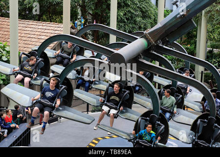 Besucher, die die Fahrt von Teenage Mutant Ninja Turtles Shell Shock im Nickelodeon Universe. Mall von Amerika. Bloomington. Minnesota. USA Stockfoto