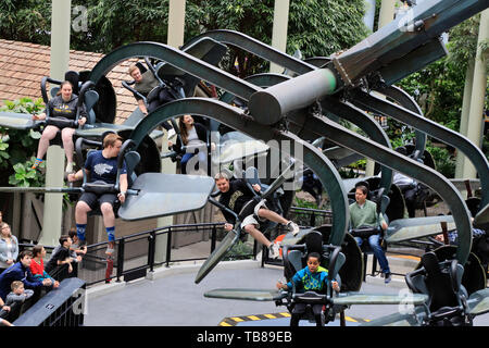 Besucher, die die Fahrt von Teenage Mutant Ninja Turtles Shell Shock im Nickelodeon Universe. Mall von Amerika. Bloomington. Minnesota. USA Stockfoto