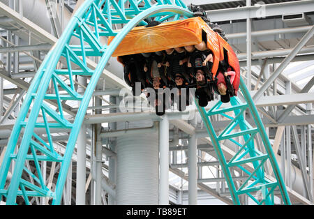 Besucher, die Achterbahn von Spongebob Squarepants Rock Bottom Plunge in Nickelodeon Universe. Mall von Amerika. Bloomington. Minnesota. USA Stockfoto