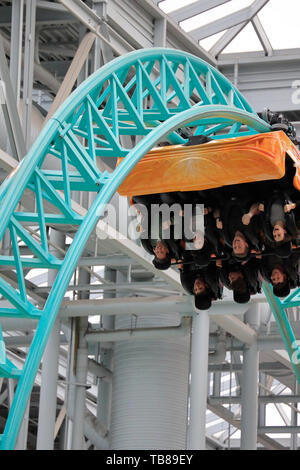 Besucher, die Achterbahn von Spongebob Squarepants Rock Bottom Plunge in Nickelodeon Universe. Mall von Amerika. Bloomington. Minnesota. USA Stockfoto