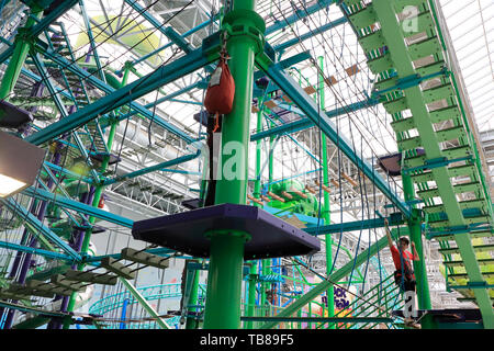 Kinder klettern auf Dutchman's Deck Abenteuer Kurs im Nickelodeon Universe. Mall von Amerika. Bloomington. Minnesota. USA Stockfoto