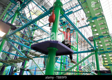 Kinder klettern auf Dutchman's Deck Abenteuer Kurs im Nickelodeon Universe. Mall von Amerika. Bloomington. Minnesota. USA Stockfoto