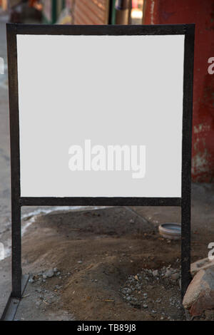 Weiße Zeichen auf der Seite der Straßen in Indien Stockfoto