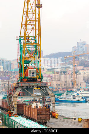 Arbeitnehmer geladen Taschen in Port Stockfoto