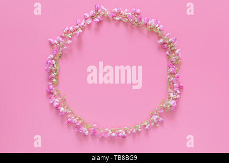 Flach Flower Crown, floral wreath Kreis von rosa Blumen auf rosa Hintergrund, Ansicht von oben. Blüte kreative Komposition mit Kopie spa Stockfoto