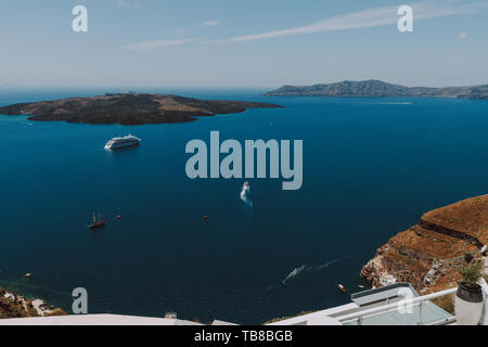 Santorini, Griechenland. Picturesq Blick auf traditionellen Kykladen Santorini Häuser auf kleinen Straße mit Blumen im Vordergrund. Lage: das Dorf Oia, Santorin Stockfoto