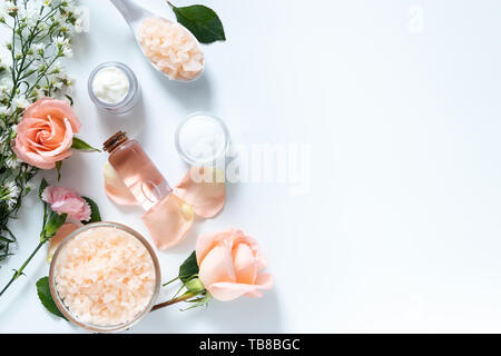 Hautpflege. Flach an Hautpflege Hilfsmittel Stil im Paket mit leeres Etikett mit natürlichen Materialien isoliert auf weißem Hintergrund mit Kopie spac Stockfoto