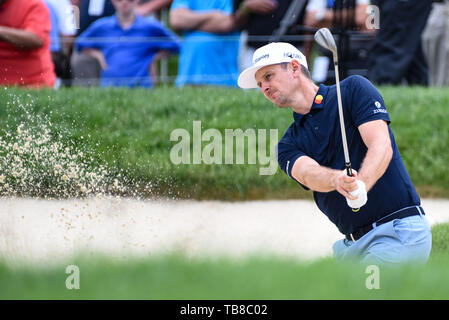 Mai 30, 2019: Justin Rose spielt einen Schuß von einer Sanddüne in der ersten Runde spielen am Memorial Day 2019 Turnier durch Allgemein bei Muirfield Village Golf Club in Dublin, OH vorgestellt. Austyn McFadden/CSM Stockfoto