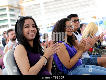 (190530) - Shanghai, 30. Mai 2019 (Xinhua) - die Vertreter der New York University (NYU Shanghai Shanghai) der Spatenstich für den Bau des neuen Campus in Shanghai, China, 30. Mai 2019 teilnehmen. Shanghai begann den Bau Donnerstag auf dem neuen Campus der New York University Shanghai, das erste chinesisch-US-Hochschule in China. Im Neuen Bund von Pudong District (Qiantan Bereich), den Bau entfernt erstreckt sich auf mehr als 110.000 Quadratmetern und wird voraussichtlich bis 2022 abgeschlossen sein. Der neue Campus können bis zu 4.000 Studenten und Doktoranden. (Xinhua / Liu Ying Stockfoto