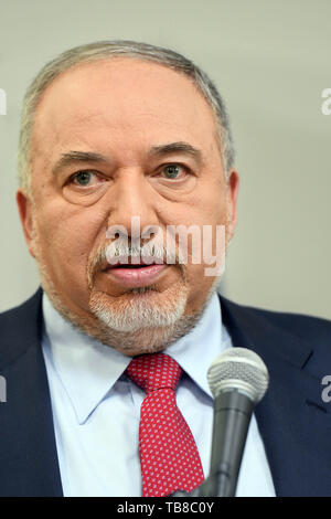 Tel Aviv, Israel. 30 Mai, 2019. Avigdor Lieberman, der Vorsitzende von Yisrael Beiteinu Partei, nimmt an einer Pressekonferenz in Tel Aviv, Israel, 30. Mai 2019. Im israelischen Parlament, der Knesset, genehmigt Mittwoch Nacht ein Gesetz für seine Auflösung, weniger als zwei Monate nach den Parlamentswahlen am 9. April nahm. Die nächsten Wahlen werden jetzt voraussichtlich Sept. 17, 2019 gehalten zu werden. Die Rechnung wurde mit 74 Ja-Stimmen und 45 Nein-Stimmen, nachdem Premierminister Benjamin Netanjahu hat eine neue Regierung in den 42 Tagen, die ihm gegeben, bis Mittwoch, 24.00 Uhr. Quelle: Xinhua/Alamy leben Nachrichten Stockfoto