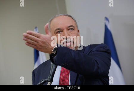 Tel Aviv, Israel. 30 Mai, 2019. Avigdor Lieberman, der Vorsitzende von Yisrael Beiteinu Partei, Gesten, während einer Pressekonferenz in Tel Aviv, Israel, 30. Mai 2019. Im israelischen Parlament, der Knesset, genehmigt Mittwoch Nacht ein Gesetz für seine Auflösung, weniger als zwei Monate nach den Parlamentswahlen am 9. April nahm. Die nächsten Wahlen werden jetzt voraussichtlich Sept. 17, 2019 gehalten zu werden. Die Rechnung wurde mit 74 Ja-Stimmen und 45 Nein-Stimmen, nachdem Premierminister Benjamin Netanjahu hat eine neue Regierung in den 42 Tagen, die ihm gegeben, bis Mittwoch, 24.00 Uhr. Quelle: Xinhua/Alamy leben Nachrichten Stockfoto