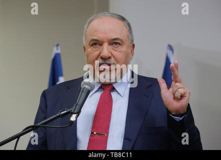 Tel Aviv, Israel. 30 Mai, 2019. Avigdor Lieberman, der Vorsitzende von Yisrael Beiteinu Partei, Gesten, während einer Pressekonferenz in Tel Aviv, Israel, 30. Mai 2019. Im israelischen Parlament, der Knesset, genehmigt Mittwoch Nacht ein Gesetz für seine Auflösung, weniger als zwei Monate nach den Parlamentswahlen am 9. April nahm. Die nächsten Wahlen werden jetzt voraussichtlich Sept. 17, 2019 gehalten zu werden. Die Rechnung wurde mit 74 Ja-Stimmen und 45 Nein-Stimmen, nachdem Premierminister Benjamin Netanjahu hat eine neue Regierung in den 42 Tagen, die ihm gegeben, bis Mittwoch, 24.00 Uhr. Quelle: Xinhua/Alamy leben Nachrichten Stockfoto