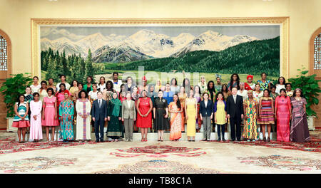 (190530) - Peking, 30. Mai 2019 (Xinhua) - Peng Liyuan, Frau des chinesischen Staatspräsidenten Xi Jinping, posiert für ein Foto mit einer Gruppe internationaler Studenten von Chinas Frauen Universität (CWU) in der Großen Halle des Volkes in Peking, der Hauptstadt von China, 30. Mai 2019. Die Studierenden sind von der CWU's International Master Programm der Sozialen Arbeit in "Women's Leadership und soziale Entwicklung", gegründet auf die Initiativen von Präsident Xi im Jahr 2015 Global Leaders' Konferenz zur Gleichstellung der Geschlechter und Empowerment von Frauen angekündigt. Bisher haben 72 Studentinnen aus 27 Ländern haben un studierte Stockfoto