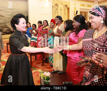 (190530) - Peking, 30. Mai 2019 (Xinhua) - Peng Liyuan, Frau des chinesischen Staatspräsidenten Xi Jinping, trifft sich mit einer Gruppe internationaler Studenten von Chinas Frauen Universität (CWU) in der Großen Halle des Volkes in Peking, der Hauptstadt von China, 30. Mai 2019. Die Studierenden sind von der CWU's International Master Programm der Sozialen Arbeit in "Women's Leadership und soziale Entwicklung", gegründet auf die Initiativen von Präsident Xi im Jahr 2015 Global Leaders' Konferenz zur Gleichstellung der Geschlechter und Empowerment von Frauen angekündigt. Bisher haben 72 Studentinnen aus 27 Ländern haben im Rahmen des prog studierte Stockfoto