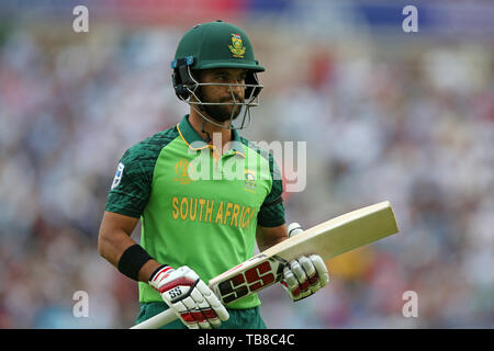 Die Ovale, London, UK. 30 Mai, 2019. ICC Cricket World Cup 2019, Partie 1, zwischen England und Südafrika; Jean-Paul Duminy Spaziergänge nach Ben schürt ihn Fänge aus der Bowling von moeen Für 8 Credit: Aktion plus Sport/Alamy leben Nachrichten Stockfoto