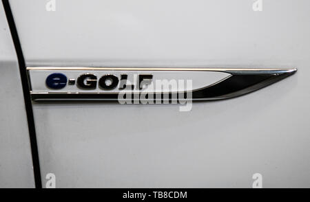 Berlin, Deutschland. 18 Feb, 2019. 'E-Golf" ist an die Tür eines Volkswagen Auto geschrieben. Credit: Paul Zinken/dpa/Alamy leben Nachrichten Stockfoto