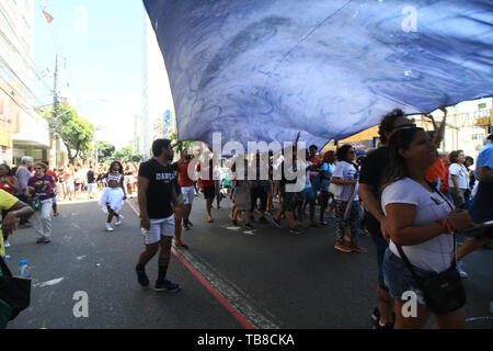 Salvador, Brasilien. 30 Mai, 2019. Während einer Demonstration gegen Bildung Schnitte, das Studenten und Professoren von Universitäten, in der Avenida 7 de Fevereiro, Protestmarsch vom Campo Ggrande zu Castro Alves Square, in Salvador, Bahia. Credit: Mauro Akiin Nassor/FotoArena/Alamy leben Nachrichten Stockfoto