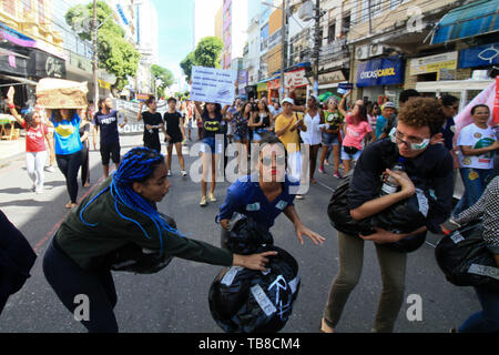 Salvador, Brasilien. 30 Mai, 2019. Die Teilnehmer halten ein Theater während der Demonstration gegen die Kuerzungen der Bildung, an dem Studierende und Professoren, in der Avenida 7 de Fevereiro, Protestmarsch vom Campo Ggrande zu Castro Alves Square, in Salvador, Bahia. Credit: Mauro Akiin Nassor/FotoArena/Alamy leben Nachrichten Stockfoto