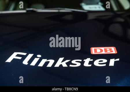 Berlin, Deutschland. 18 Feb, 2019. 'DB Flinkster' ist auf der Motorhaube eines Autos geschrieben. Es gehört zur Flotte der Deutschen Bahn car sharing Anbieter. Credit: Paul Zinken/dpa/Alamy leben Nachrichten Stockfoto