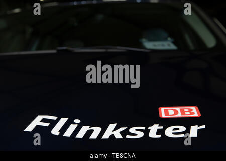 Berlin, Deutschland. 18 Feb, 2019. 'DB Flinkster' ist auf der Motorhaube eines Autos geschrieben. Es gehört zur Flotte der Deutschen Bahn car sharing Anbieter. Credit: Paul Zinken/dpa/Alamy leben Nachrichten Stockfoto