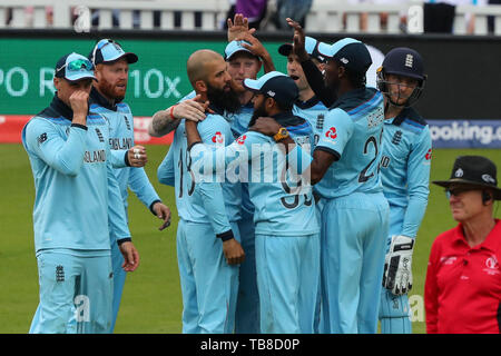 LONDON, ENGLAND. 30. MAI 2019: moeen Ali von England feiert die wicket von JP Duminy von Südafrika von Ben schürt während des England V Südafrika, ICC Cricket World Cup match gefangen, am Kia Oval, London, England. Quelle: European Sports Fotografische Agentur/Alamy leben Nachrichten Stockfoto