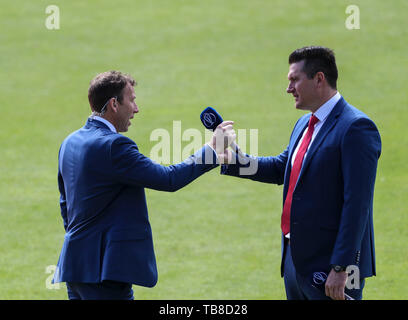 LONDON, ENGLAND. 30. MAI 2019: ehemalige England Kapitän Michael Atherton und ehemaligen Südafrika Kapitän Graham Smith während des England V Südafrika, ICC Cricket World Cup match, am Kia Oval, London, England. Quelle: European Sports Fotografische Agentur/Alamy leben Nachrichten Stockfoto