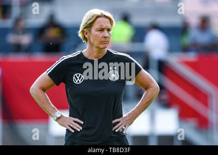 Regensburg, Deutschland. 30 Mai, 2019. Fußball, Frauen: Internationale Spiele, Deutschland - Chile im Continental Arena. Martina Voss-Tecklenburg, Trainer von Deutschland, etwa im Stadion zu spielen. Foto: Armin Weigel/dpa/Alamy leben Nachrichten Stockfoto