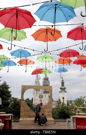 Zagreb, Kroatien. 30 Mai, 2019. Die Arbeiter bereiten sich für Bas-NAS-Gourmet & Musik Festival in der Oberen Stadt von Zagreb, Kroatien, 30. Mai 2019. Credit: Patrik Macek/Xinhua/Alamy leben Nachrichten Stockfoto