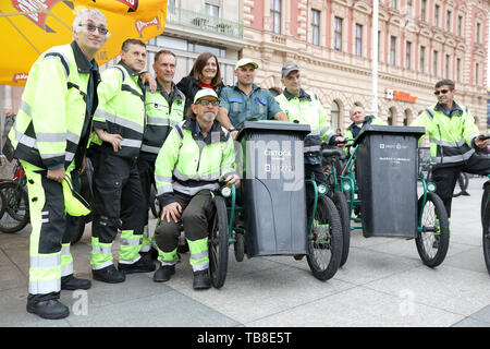 Zagreb, Kroatien. 30 Mai, 2019. Teilnehmer posieren für Fotos während der Garbage Warenkorb Rennen der jährlichen Abwasserentsorgung der Arbeitnehmer am zentralen Platz in Zagreb, Kroatien, 30. Mai 2019. Credit: Patrik Macek/Xinhua/Alamy leben Nachrichten Stockfoto