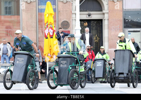 Zagreb, Kroatien. 30 Mai, 2019. Die Teilnehmer treten während der Garbage Warenkorb Rennen der jährlichen Abwasserentsorgung der Arbeitnehmer am zentralen Platz in Zagreb, Kroatien, 30. Mai 2019. Credit: Patrik Macek/Xinhua/Alamy leben Nachrichten Stockfoto