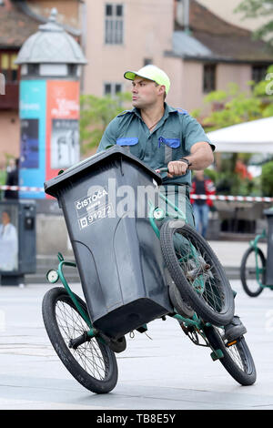 Zagreb, Kroatien. 30 Mai, 2019. Ein Teilnehmer konkurriert bei garbage Warenkorb Rennen der jährlichen Abwasserentsorgung der Arbeitnehmer am zentralen Platz in Zagreb, Kroatien, 30. Mai 2019. Credit: Patrik Macek/Xinhua/Alamy leben Nachrichten Stockfoto