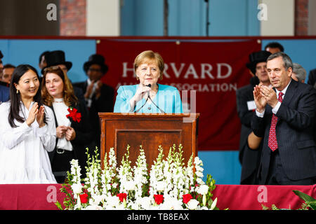 Cambridge, USA. 30 Mai, 2019. Bundeskanzlerin Angela Merkel (CDU) gibt eine Rede an der Harvard University. In einer emotionalen Rede an der US-Eliteuniversität Harvard, Bundeskanzlerin Merkel gefördert, die internationale Zusammenarbeit und gegenseitiger Respekt - und deutlich unterschieden sich von US-Präsident Trumpf. Credit: Omar Rawlings/dpa/Alamy leben Nachrichten Stockfoto