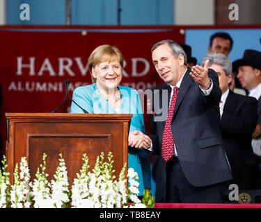 Cambridge, USA. 30 Mai, 2019. Bundeskanzlerin Angela Merkel (CDU) und Lawrence Bacow, Präsident der Universität Harvard, Hände schütteln Nach ihrer Rede an der Harvard University. In einer emotionalen Rede an der US-Eliteuniversität Harvard, Bundeskanzlerin Merkel gefördert, die internationale Zusammenarbeit und gegenseitiger Respekt - und deutlich unterschieden sich von US-Präsident Trumpf. Credit: Omar Rawlings/dpa/Alamy leben Nachrichten Stockfoto