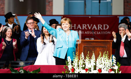 Cambridge, USA. 30 Mai, 2019. Bundeskanzlerin Angela Merkel (CDU) Wellen zu dem Publikum nach Ihrer Rede an der Harvard University. In einer emotionalen Rede an der US-Eliteuniversität Harvard, Bundeskanzlerin Merkel gefördert, die internationale Zusammenarbeit und gegenseitiger Respekt - und deutlich unterschieden sich von US-Präsident Trumpf. Credit: Omar Rawlings/dpa/Alamy leben Nachrichten Stockfoto